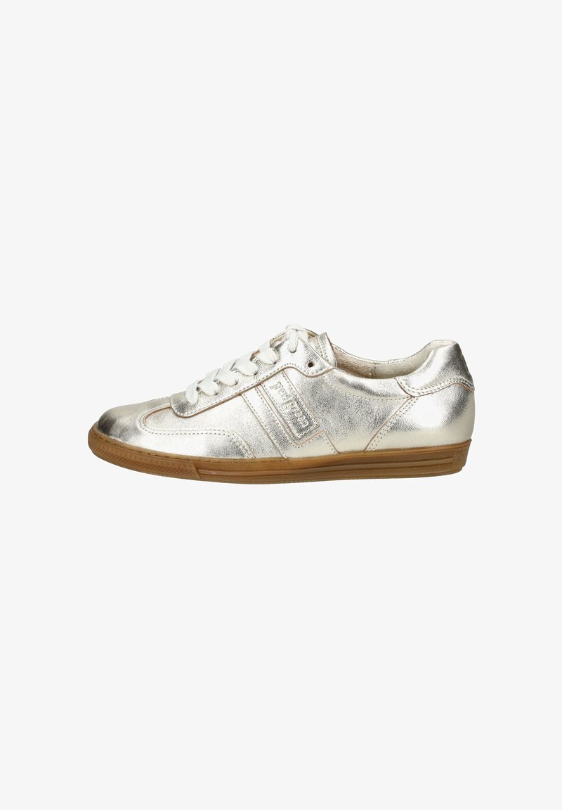 Metallisk sølv sneaker med en glatt tekstur, rund tå, hvite snørebånd og en såle av gummi. Har en logo på sidepanelet.