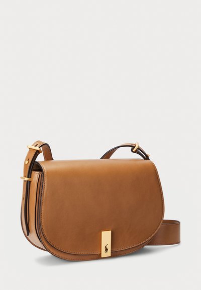 Bolsa crossbody em couro castanho com textura suave, design de aba curva, ferragens douradas na parte da frente e alça ajustável.