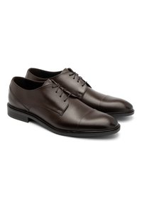 Zapatos de vestir de cuero marrón con un acabado suave y brillante, que presentan una puntera redondeada, cordones y una suela de perfil bajo para un diseño clásico.