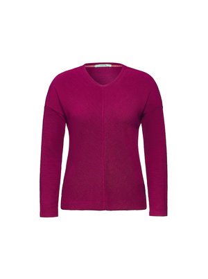 Fuchsiový svetr s dlouhým rukávem a výstřihem do V, ribkovanou texturou a kontrastním horizontálním vzorem přes tělo a rukávy.