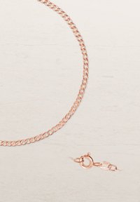Rose gold chain necklace with interlocking links, featuring a lobster clasp and a textured surface. Elegant and simple design.