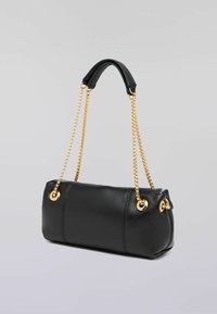 Černá kožená kabelka se zlatými řetízkovými popruhy, zaobleného tvaru a prošívanými detaily. Obsahuje kovové prvky pro připevnění popruhů.