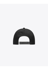 Casquette de baseball noire avec une visière plate, texture en tissu, sangle en plastique réglable à l'arrière et une petite étiquette de marque sur le côté.