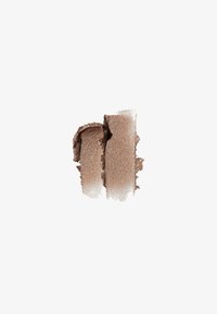Braune, cremige Textur mit metallischem Glanz, aufgetragen in zwei Strichen. Ein Strich ist solide, der andere hat ein leichteres, schimmerndes Finish.