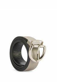 Skórzany pasek do zegarka w beżowym i czarnym kolorze, o gładkiej fakturze z klamrą w srebrnym odcieniu, okrągłym kształcie z warstwowymi paskami.