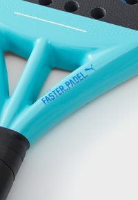 Racchetta da padel azzurra con superficie di impatto nera texture, dotata di un telaio triangolare e di un'impugnatura nera. Il logo riporta "FASTER.PADEL."
