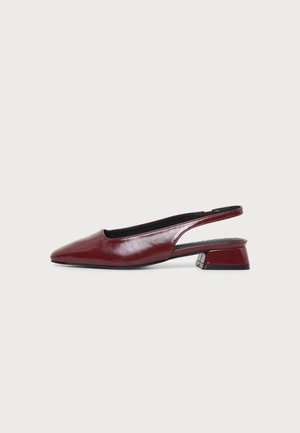 Bordová kožená slingback topánka so špicatou špičkou a nízkym blokovým opätkom, zobrazená z bočného profilu na bielom pozadí.