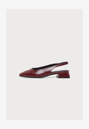 Bordová kožená slingback topánka so špicatou špičkou a nízkym blokovým opätkom, zobrazená z bočného profilu na bielom pozadí.