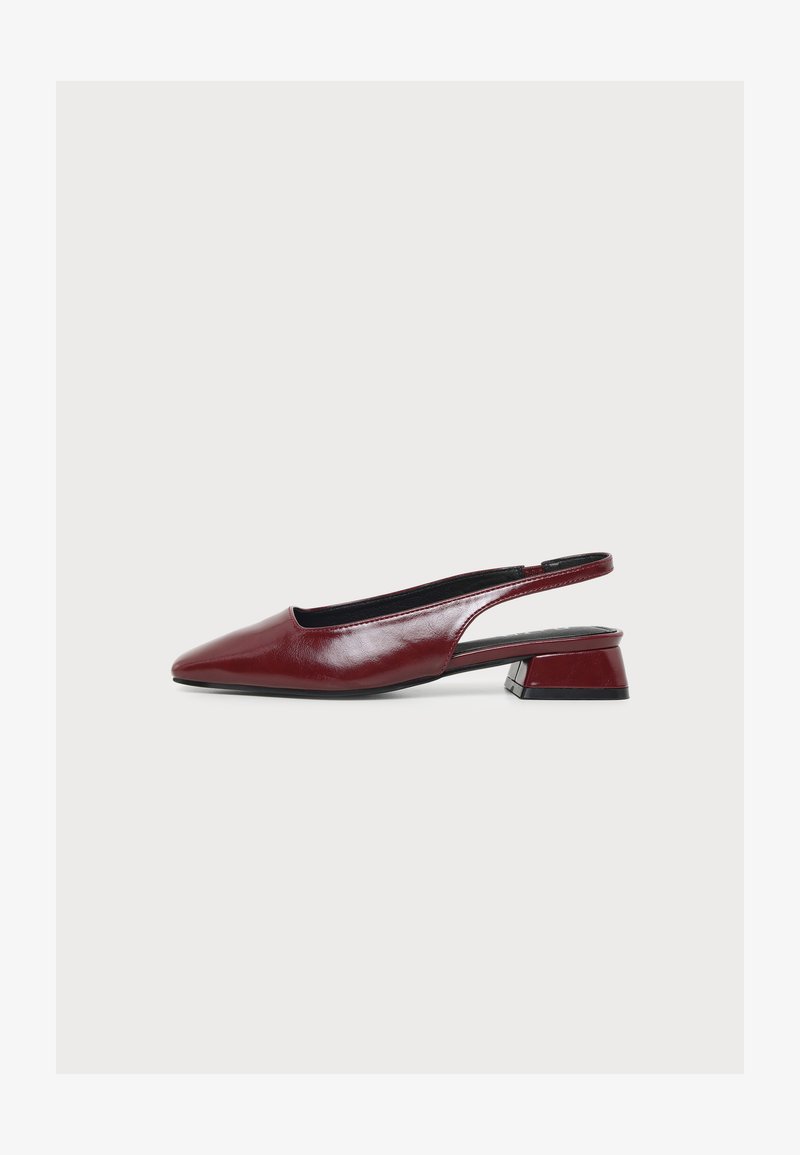 Chaussure slingback en cuir bordeaux à bout pointu et petit talon bloc, présentée de profil sur fond blanc.