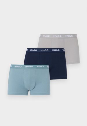 Három pár boxeralsó világoskék, sötétkék és világosszürke színben, mindegyiken "HUGO" feliratú márkajelzéses derékpánttal.