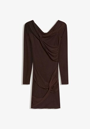 Tmavě hnědé šaty s dlouhými rukávy, zdobené na přední straně zkroucenými a nařasenými detaily látky, mají široký výstřih a délku ke kolenům.