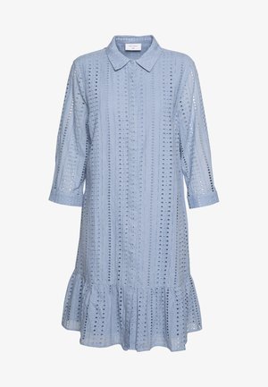Abito in cotone blu chiaro con collo a camicia, maniche a tre quarti, fori ad occhio e orlo arricciato.