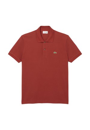 Piros pamut pólóing klasszikus gallérral, két gombos gombolással, és egy kis zöld krokodil logóval a bal mellen. Rövid ujjú.