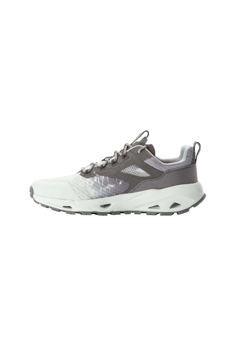 Scarpe sportive grigie e bianche con una tomaia texture, dettagli in rete e una suola di colore chiaro con una trama a disegno.