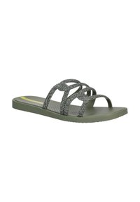 Sandali verdi con tre cinturini decorati e una soletta testurizzata su una suola piatta. Progettati per un uso casual con una forma semplice.