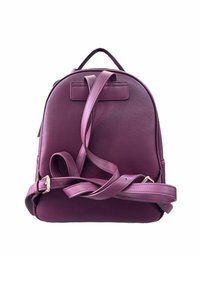 Zaino in pelle viola scuro con superficie texturizzata, spallacci regolabili e manico superiore. Presenta una silhouette semplice e hardware minimale.