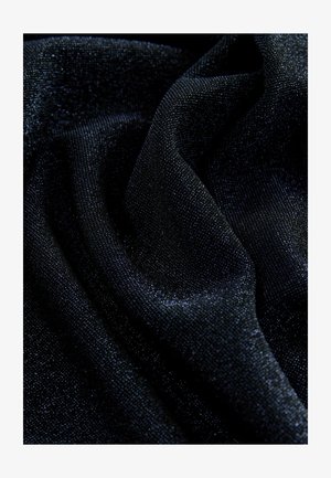 Schwarzer Stoff mit einer schimmernden Textur, der eine glatte Oberfläche und sanfte Falten aufweist, die das Licht in einem subtilen, komplexen Muster reflektieren.