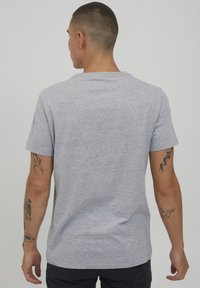 Blend MIKE - T-shirts med print - stone mix