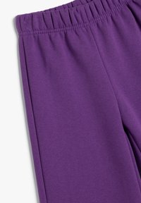 Paarse sweatpants met een zachte, gladde textuur, elastische tailleband en recht gesneden ontwerp zonder zichtbare patronen of hardwaredetails.