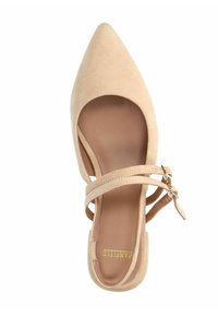 Nude suede pump met een spitse neus, open zijkanten en een ontwerp met dubbele bandjes met een gesp. Gladde binnenvoering en subtiele merkdetail.