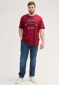 TOM TAILOR PLUS - MIT LOGO - T-shirt print - deep red