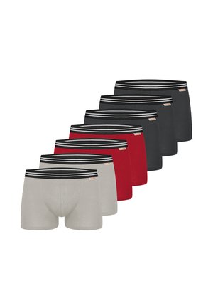 Sechs Herrenboxershorts in Grau, Rot und Schwarz, jeweils mit einem schwarzen Bund mit weißen horizontalen Streifen und einem kleinen Etikett.