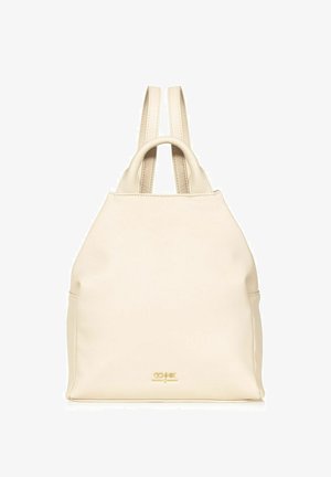 Beżowy skórzany plecak z podwójnymi paskami na ramiona, górną rączką oraz małym złotym logo marki blisko dolnego środka.