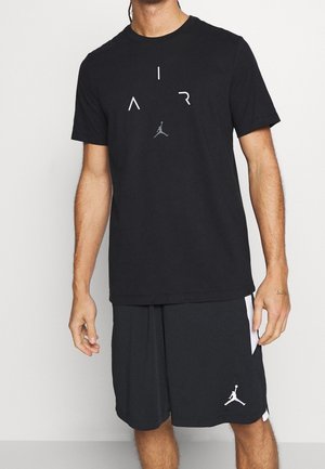 T-shirt en coton noir avec le texte "AIR" et le logo Jumpman. Assorti à un short noir, lui aussi orné du logo Jumpman en blanc.
