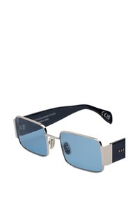 Occhiali da sole con lenti rettangolari di colore blu, dettagli in metallo argentato e bracciali in plastica nera. Presentano il nome del marchio sulla stanghetta. Realizzati in Italia.