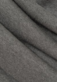 Grauer Stoff mit weicher Textur, der ein feines, gleichmäßiges Strickmuster aufweist. Das Material wirkt leicht mit dezenten variations in der Schattierung.
