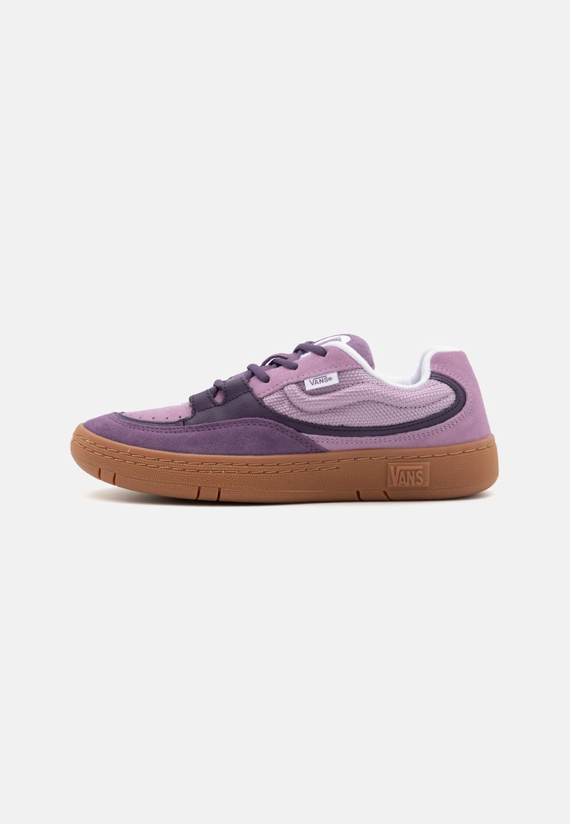 Basket Vans violet et lavande avec semelle en gomme, dessus en mesh et daim, et logo Vans visible sur le côté et la semelle.