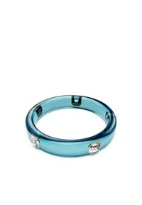 Ett transparent blått resinarmband med två rektangulära kristalldetaljer i guldtonad metall. Slät textur med cirkulär form.