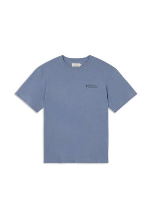 T-shirt en coton bleu à manches courtes avec un col ras du cou et un subtil détail en texte noir sur le côté gauche. Texture lisse, coupe décontractée.