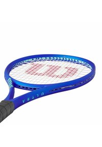Blaues Tennisracket mit strukturiertem Griff, mit einem weißen Saitenmuster und einem roten Logo. Der Rahmen hat eine ovale Form mit aerodynamischem Design.