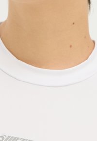 Weißes, kurzärmliges Shirt mit rundem Halsausschnitt und glatter Textur. Auf der Vorderseite befindet sich ein graues gedrucktes Grafikmotiv.