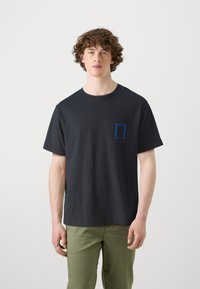 Μαύρο βαμβακερό μπλουζάκι με κοντά μανίκια, στρογγυλή λαιμόκοψη και μπλε γραφιστικό σχέδιο στην αριστερή περιοχή του στήθους. Απλός, χαλαρός σχεδιασμός.