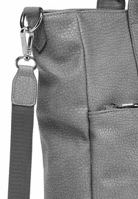 Šedá kožená kabelka s texturovaným povrchem, vybavená stříbrnou kovovou sponou a odnímatelným popruhem. Obsahuje detail s kapsou na zip.