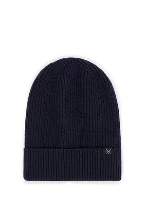 Granatowa dziana czapka beanie z prążkowanym wzorem, z zawiniętym mankietem i małą łatką z logo z boku. Prosty, dopasowany design.