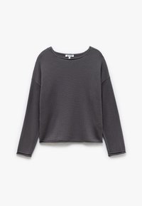 Grauer Langarm-Pullover mit gerippter Textur, weitem Ausschnitt und überschnittenen Schultern. Der Saum ist gerade mit einfachen Nähten.