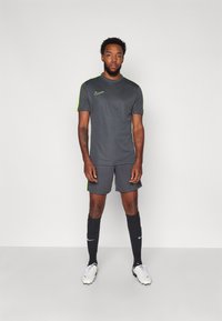 Nike Performance TOP  - Spordi T-särk - anthracite/volt