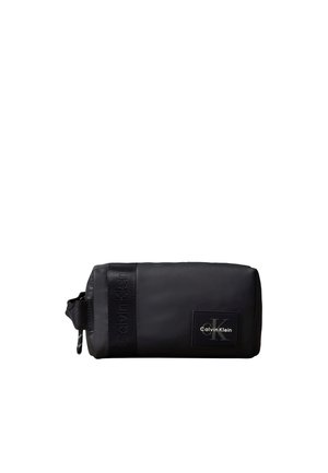 Czarna, prostokątna torba kosmetyczna z naszywką z logo Calvin Klein i detalem pasku z marką na białym tle.