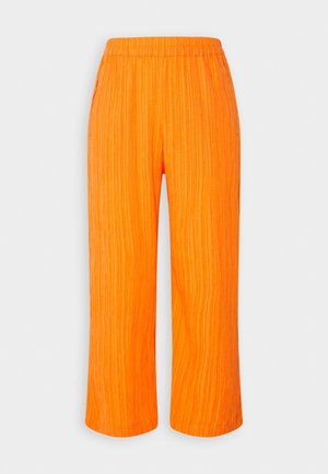 Pantalones anchos de pierna ancha de color naranja brillante con un sutil patrón texturizado vertical y una cinturilla elástica, mostrados contra un fondo blanco.
