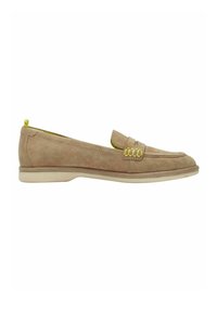 Mocassin à enfiler en daim beige avec petit talon, bride décorative avec surpiqûres jaunes et languette jaune à l'arrière du talon.