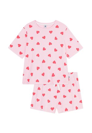 Ensemble de pyjama rose comprenant un haut à manches courtes et un short assorti. Les deux vêtements présentent des motifs de cœurs rouges éparpillés. Matière en coton doux.