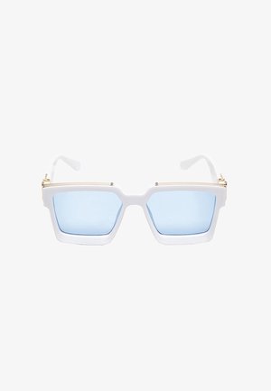 Lunettes de soleil rectangulaires à monture blanche avec verres teintés bleu clair et détails dorés sur les charnières.