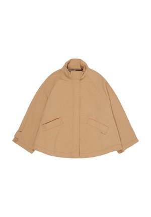 Abrigo corto tipo capa en color beige con cuello alto, cierre frontal oculto, dos bolsillos con solapa y mangas largas con puños ajustables.