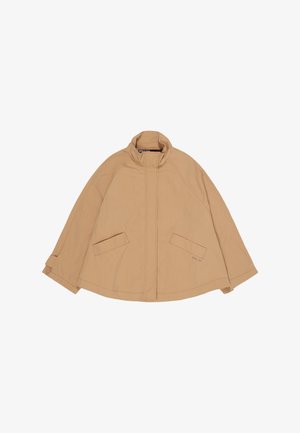 Abrigo corto tipo capa en color beige con cuello alto, cierre frontal oculto, dos bolsillos con solapa y mangas largas con puños ajustables.