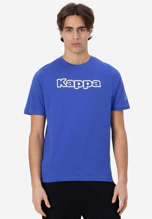 Maglietta in cotone blu con un grande logo bianco "Kappa" sul davanti, maniche corte e colletto rotondo. Tessuto morbido e vestibilità casual.