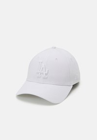 Fehér baseball sapka, az elején kiemelkedő LA logóval, sima anyagból készült, ívelt csúccsal és varrott varratokkal.