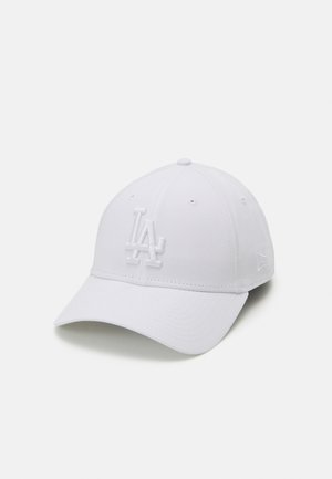 Fehér baseball sapka, az elején kiemelkedő LA logóval, sima anyagból készült, ívelt csúccsal és varrott varratokkal.